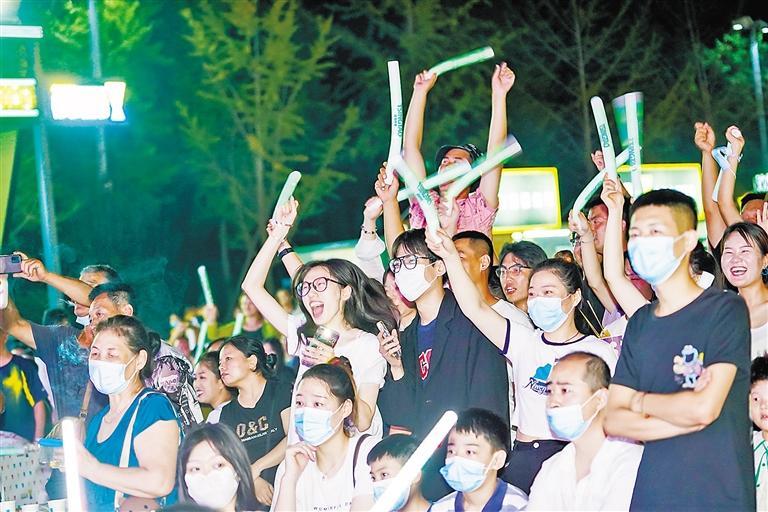 第二届廊坊青岛啤酒节期间,市民消暑度夏、休闲娱乐。(资料片)