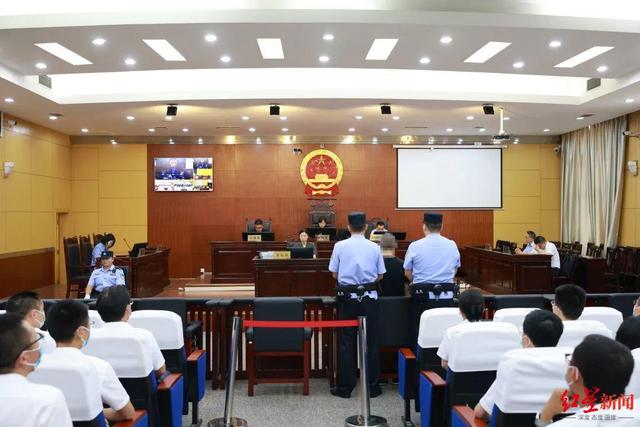 银行会计侵吞资金25万潜逃31年被抓获归案，获刑5年半罚款30万