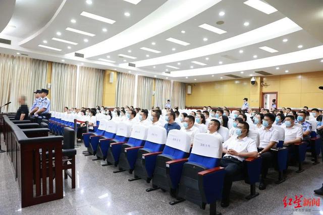 银行会计侵吞资金25万潜逃31年被抓获归案，获刑5年半罚款30万