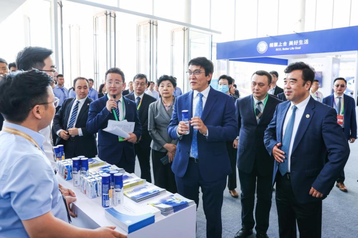 吉尔吉斯共和国副总理埃迪尔·拜萨洛夫一行参观伊利展台