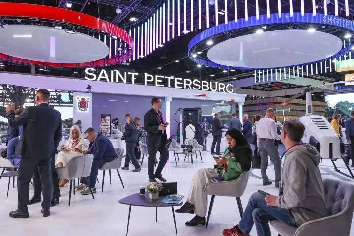 這是6月14日在俄羅斯聖彼得堡國際經濟論壇上拍攝的聖彼得堡地區展台。新華社發（莫京娜攝）