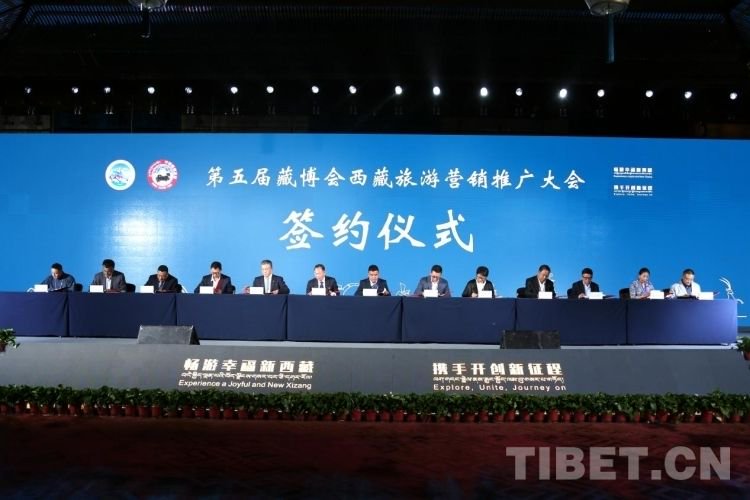 图为签约仪式摄影:王佳豪