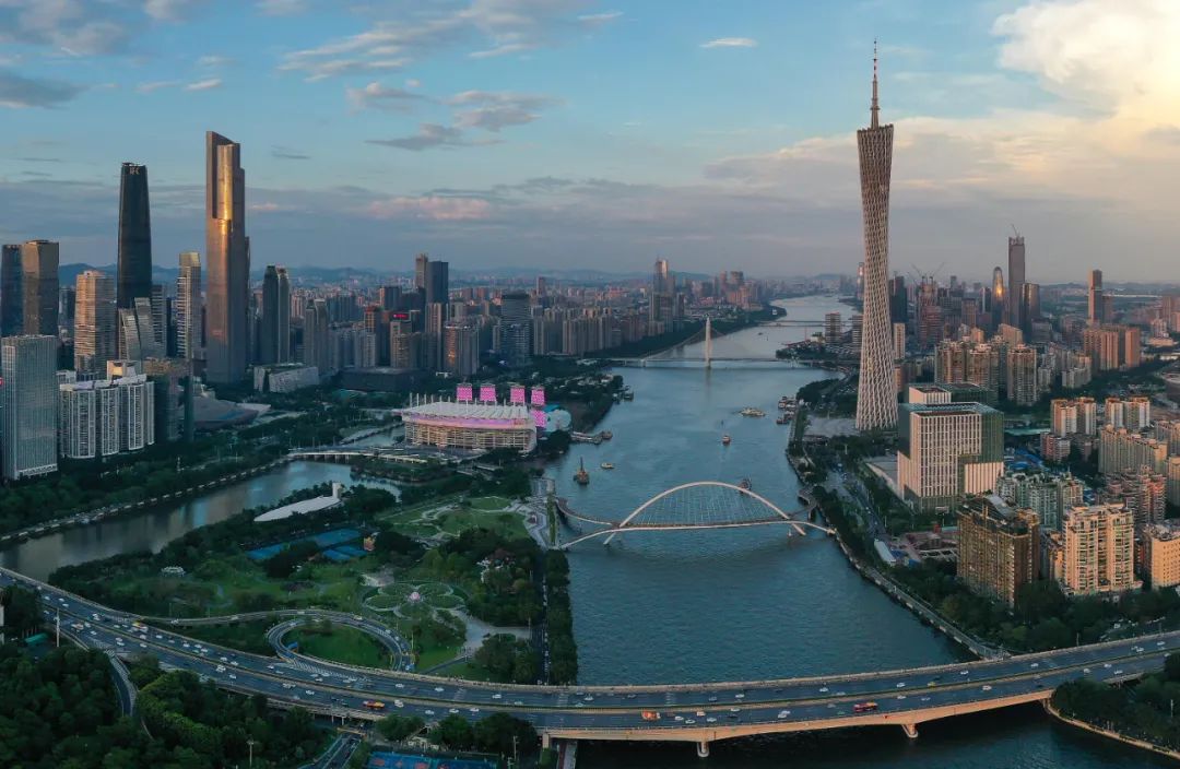 珠江之上,一座座造型各异的桥梁连接着城市两岸(6月10日摄,无人机照片)。新华社记者 刘大伟 摄