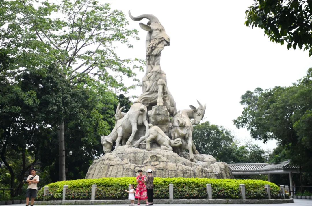 这是位于广州越秀公园内的五羊雕像(6月13日摄)。新华社记者 邓华 摄