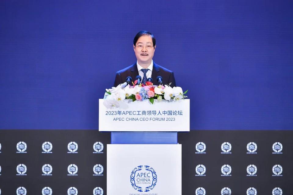 图为五粮液股份公司副董事长、总经理蒋文格在APEC中国工商理事会成立十周年活动上致辞