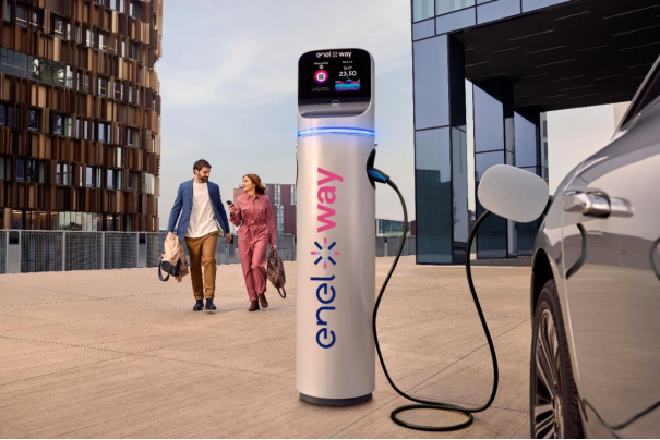 (户外专用充电桩Waypole,可同时为2台车充电且充电功率均可达22kW)