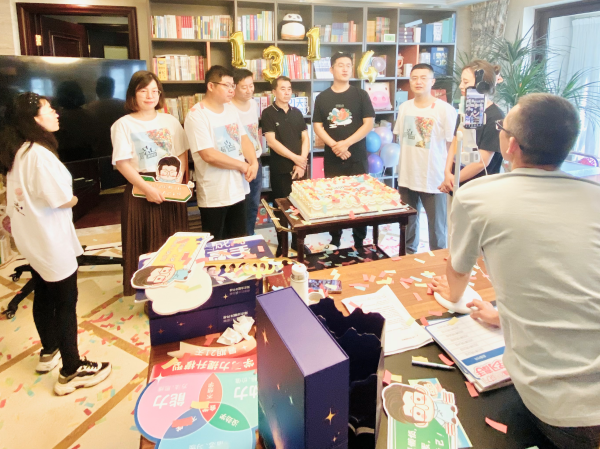 (图:峰哥说教育,快手直播间持第1314天直播)