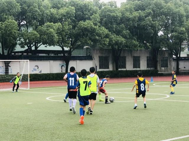 足球缓慢带球跑算犯规吗,足球缓慢带球跑算犯规吗视频