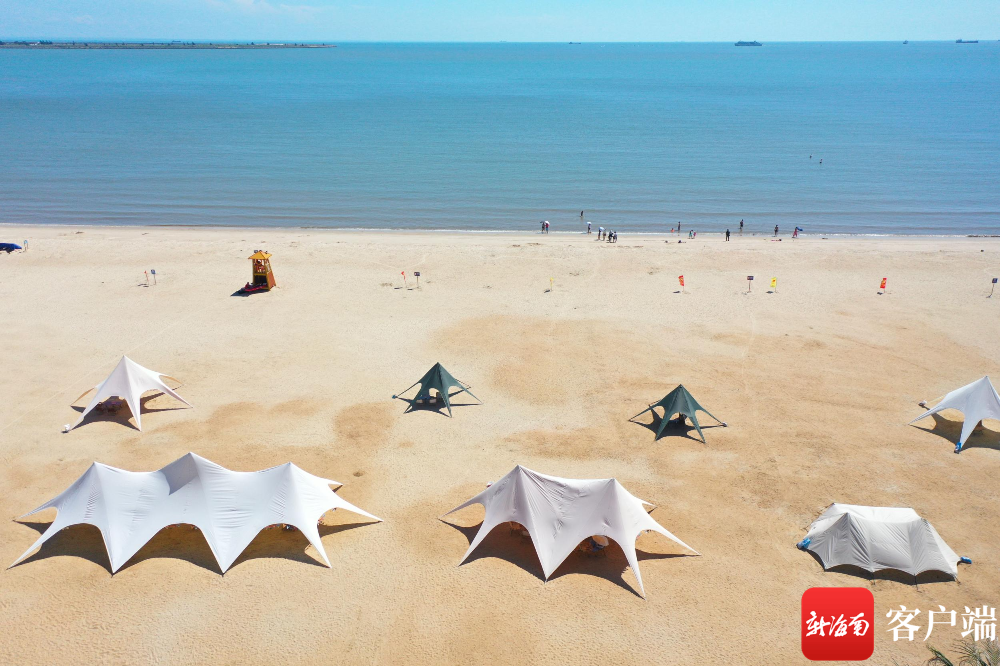 假日海滩为洗龙水的市民准备的帐篷。记者 汪承贤 摄