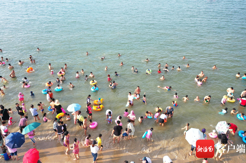 这是2022年假日海滩洗龙水场景。记者 汪承贤 摄
