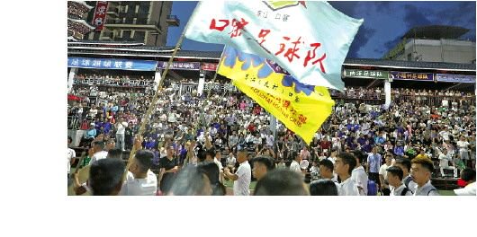 摆摊卖发光足球违法吗举报,摆摊卖发光足球违法吗举报电话