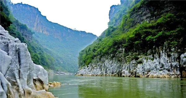 图注:赤水河畔49公里的“黄金河谷”,是郎酒独有的“天赋”