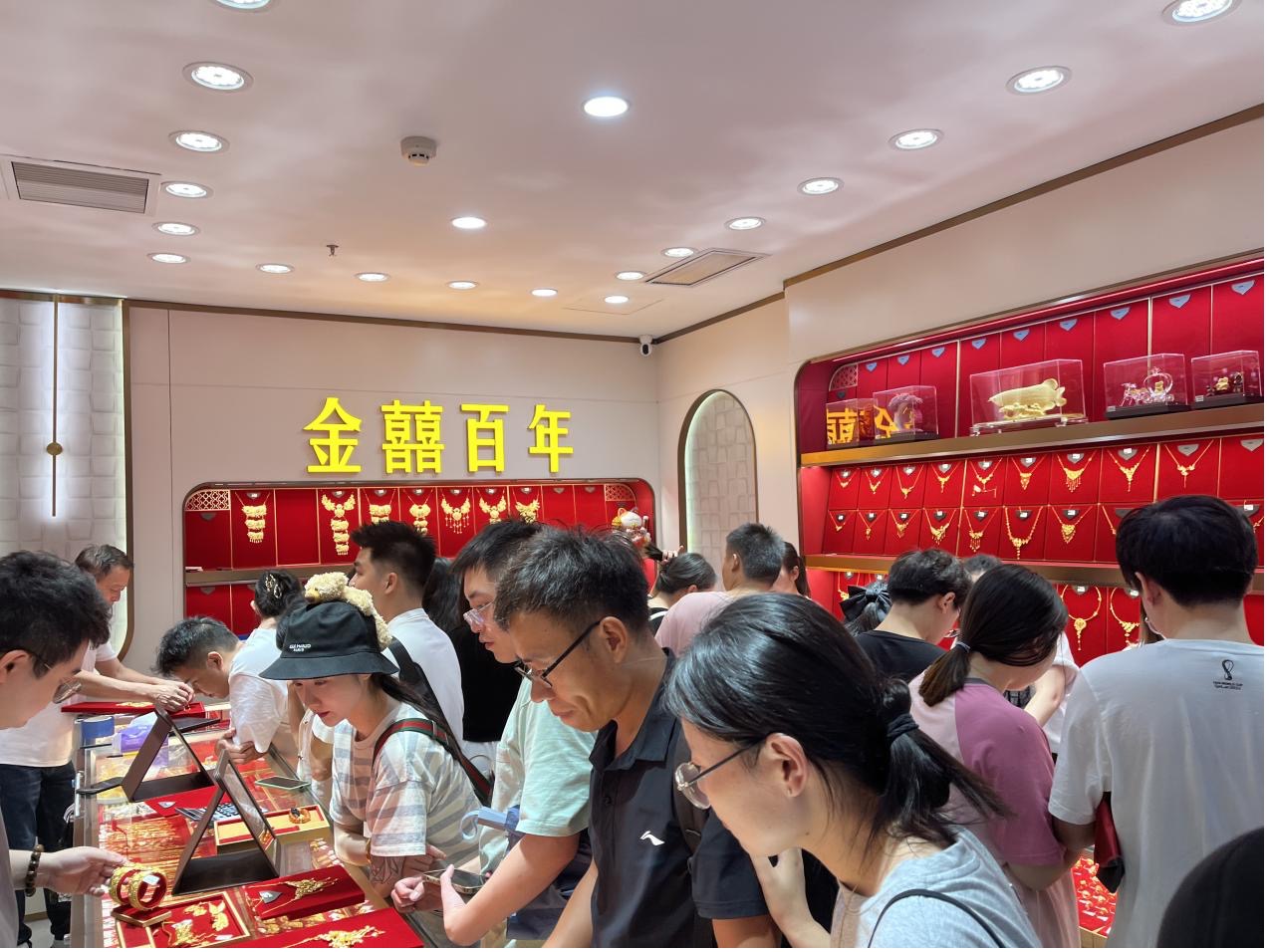 人满为患的婚庆金铺 财联社记者摄