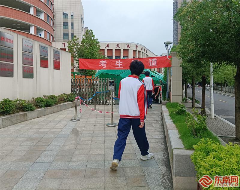 福州七中考点，考生自信步入考场。东南网记者林先昌 摄