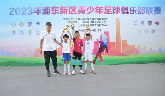 图说：U9组个人奖项获得者杜卓凡、缪秋辰、罗近文。