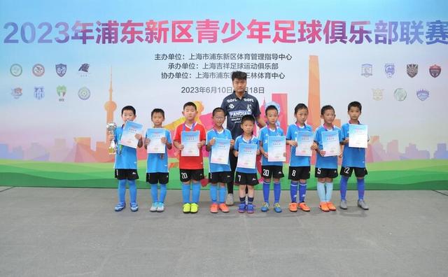 图说：U8组别亚军队伍上海南耀队。