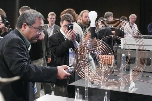 (英特尔在美国IDF上展示无线共振能量链接(WREL)技术图源网络)