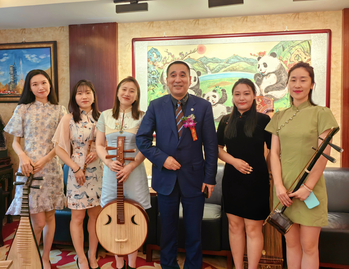 华国中主席与民族文化传承古典乐器演奏团成员