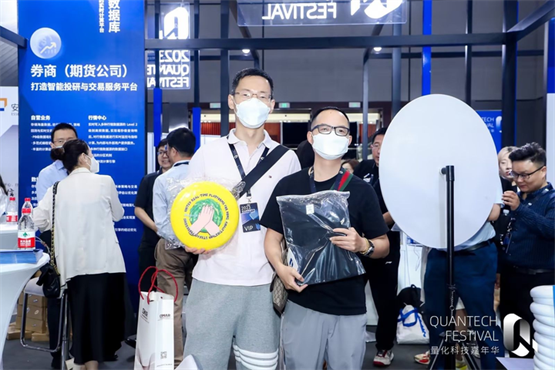 　　热情的粉丝