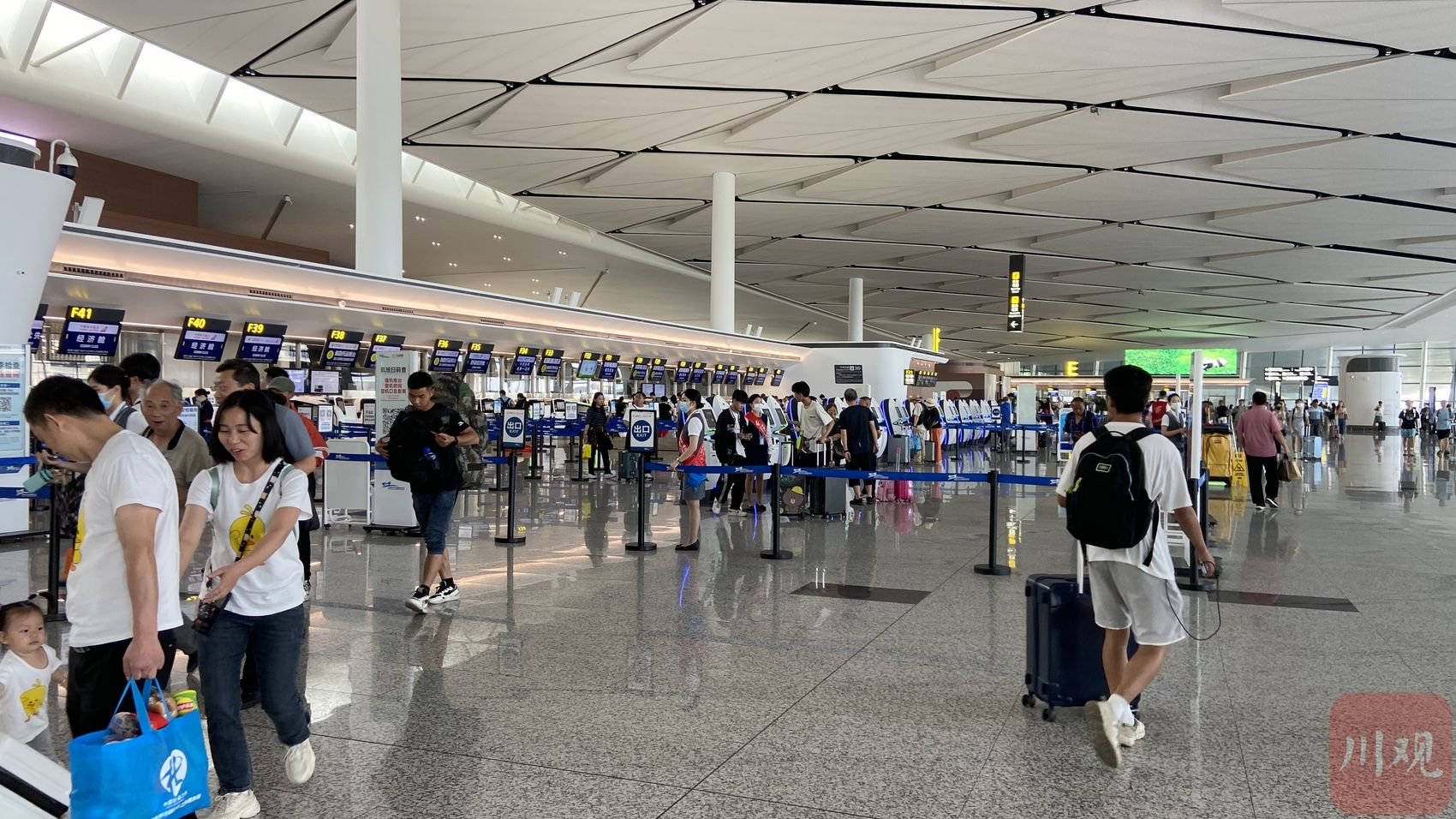 飞机场的人群图片 322e-be22b973ea2b0523683f2ec322cb53e1.jpg