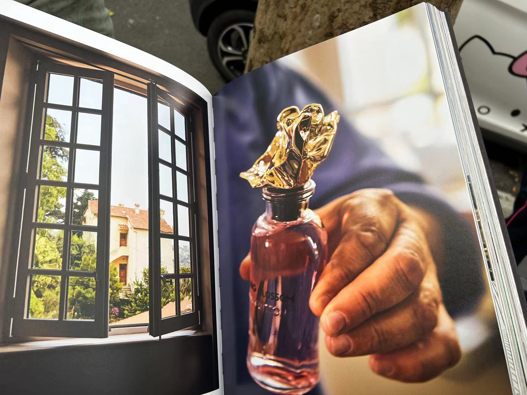 一名消费者展示1150元一本的影集。