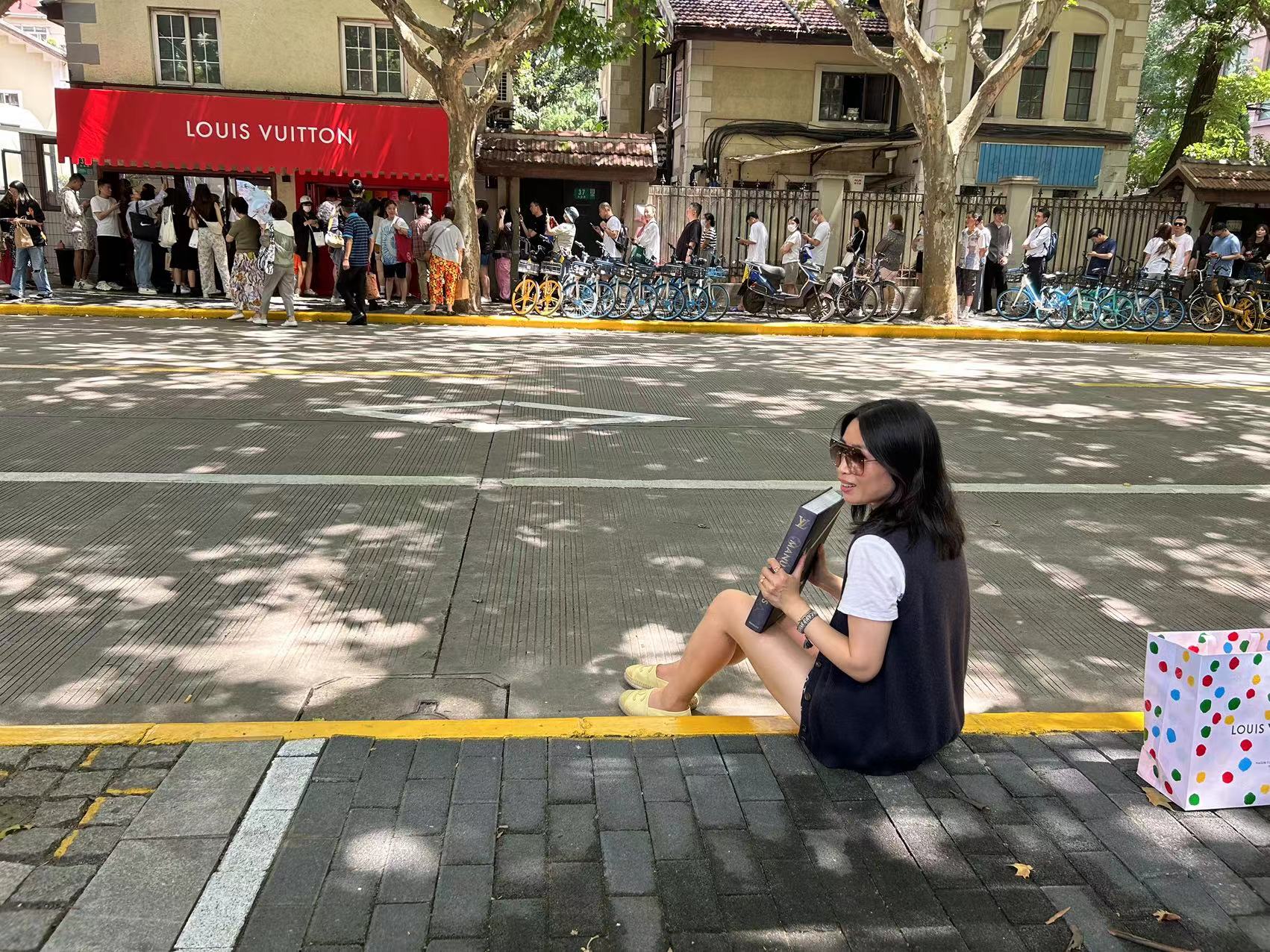 6月27日,上海永嘉路上“限时书店”门口排着长队,买好东西的人拍照打卡。本文图片除注明外 均为澎湃新闻记者 李佳蔚 巩汉语 图