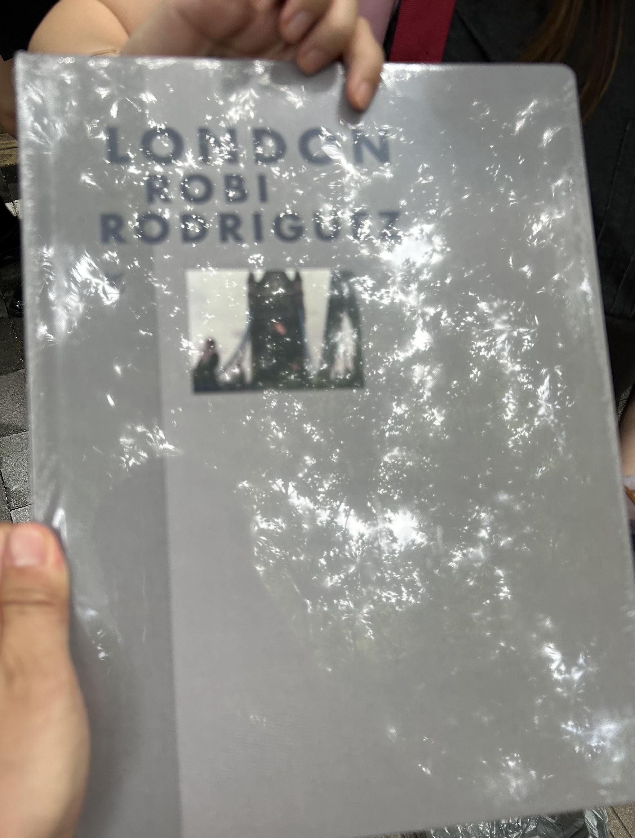 一位消费者购买的画册。