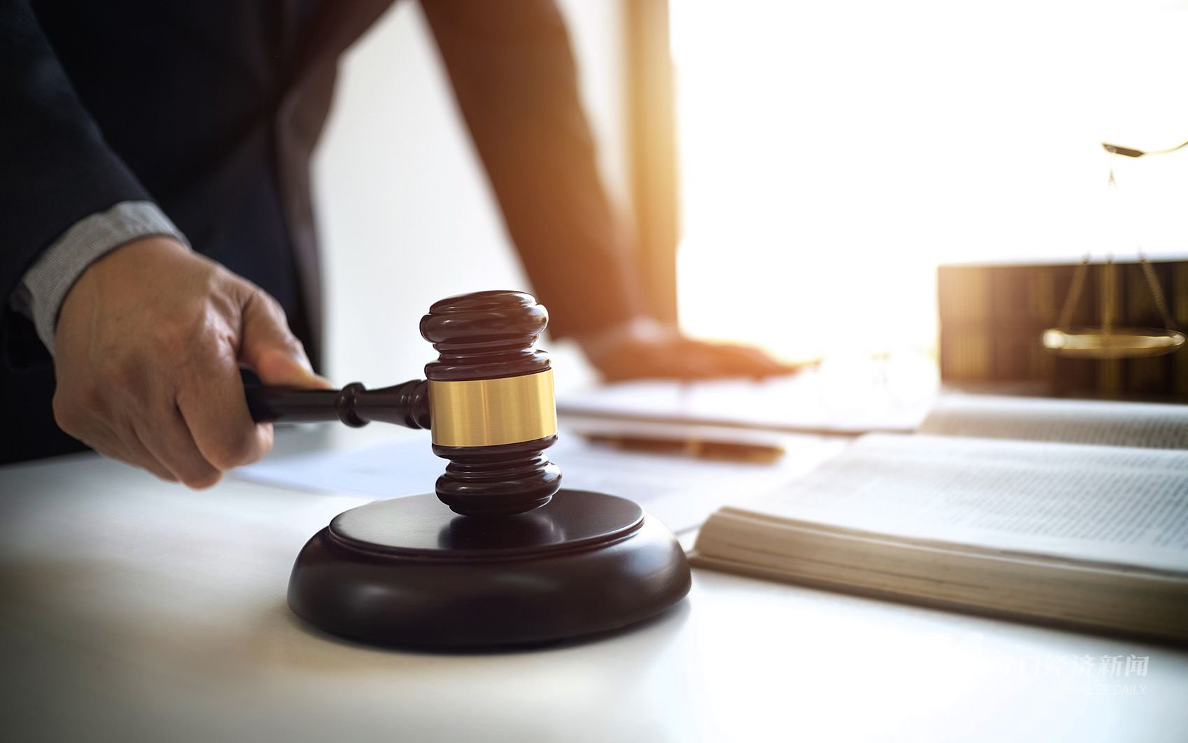 被捕时浮盈2.8亿、曾操纵450多个账户……85后配资庄家李跃宗一审被判9年零6个月