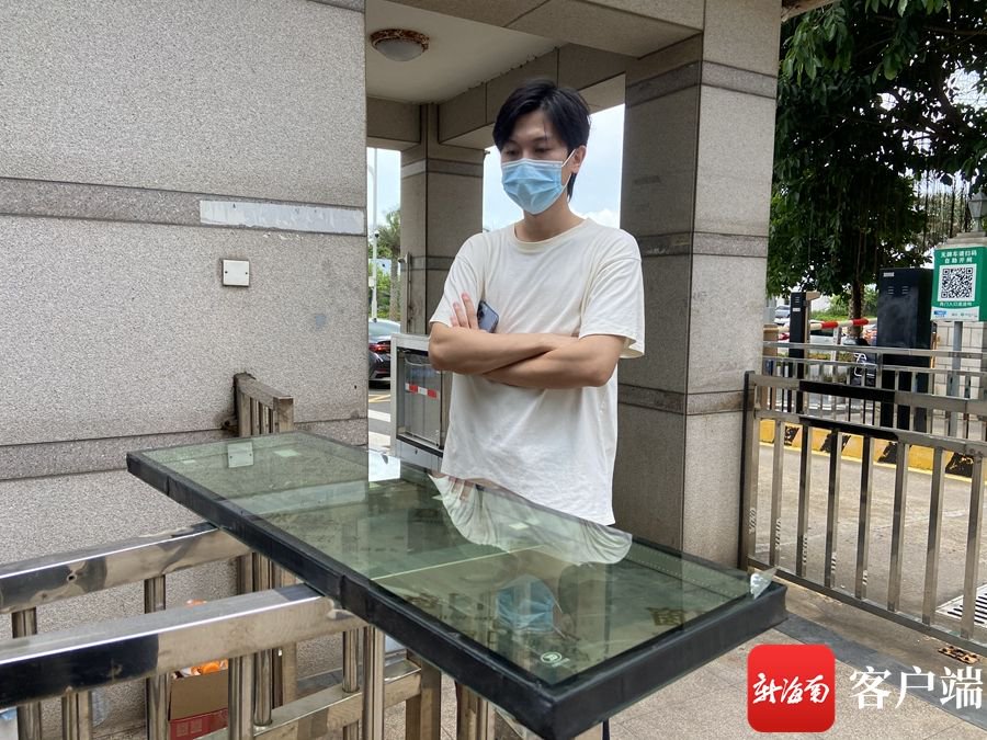 黄先生看着样品发愁。记者 孙春丽 摄