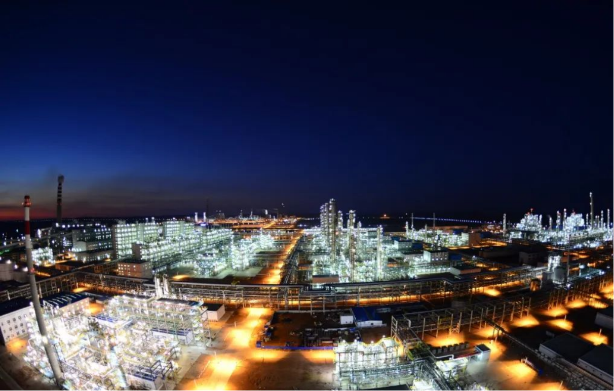 ▲中天合创鄂尔多斯煤炭深加工示范项目夜景