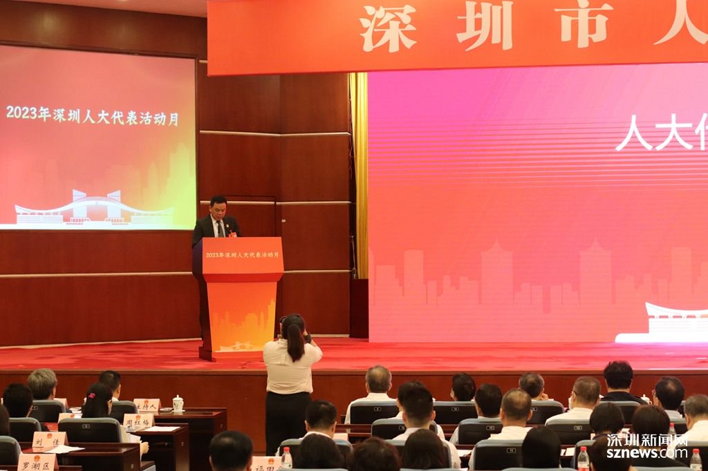 张春华代表发出倡议。(张玲 摄)