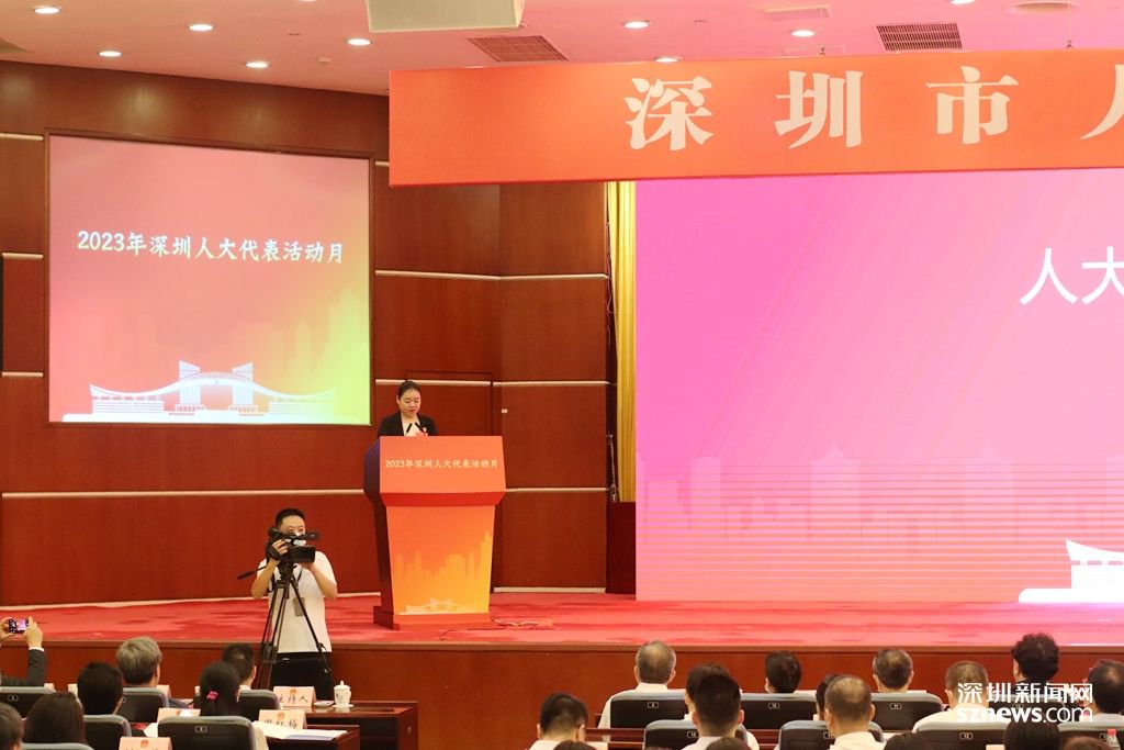 费英英代表作表态发言。(张玲 摄)