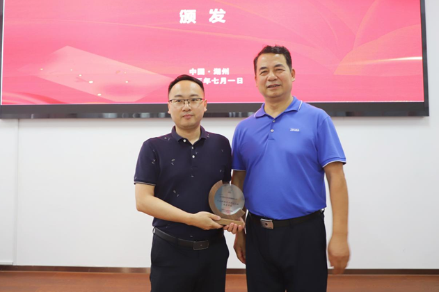 中国林产工业协会会长王满先生为兔宝宝地板颁奖