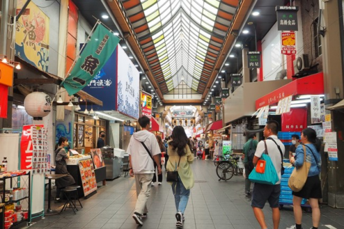 图二:旅客前往黑门市场吃河豚、生鱼片、和牛料理。(图/Merxwire)
