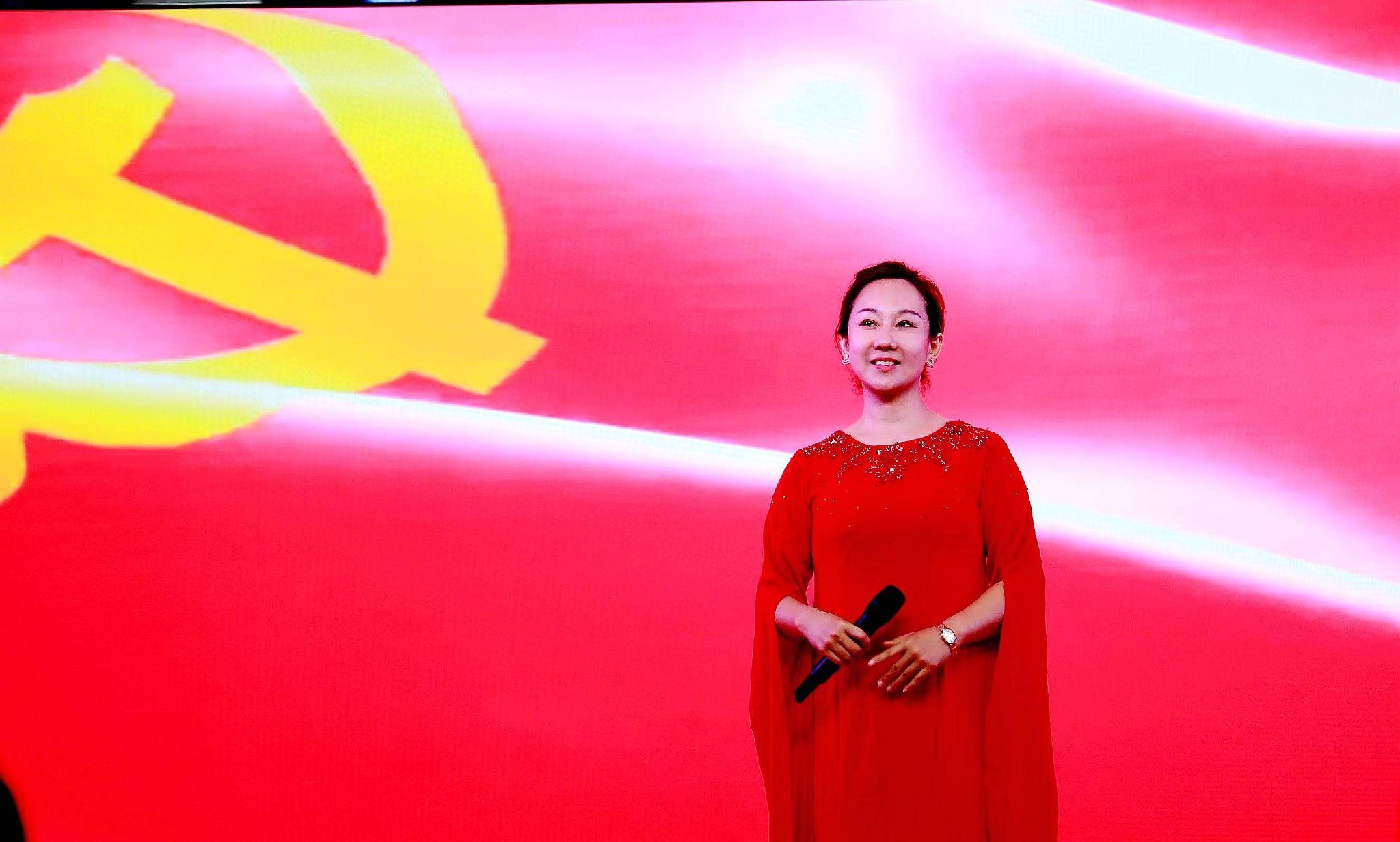 演唱《党啊,亲爱的妈妈》。孙瑛霞摄影