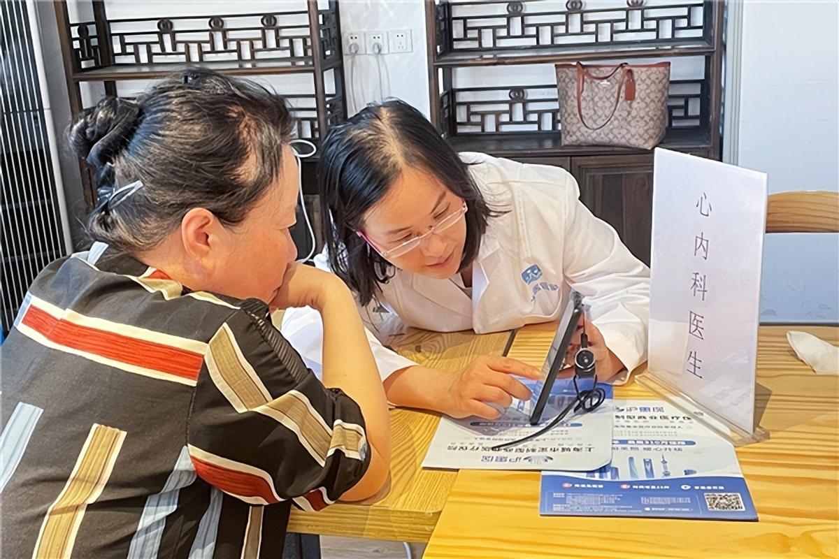 (太医管家心内科主治医师白海花现场为居民解读报告,提供健康咨询)