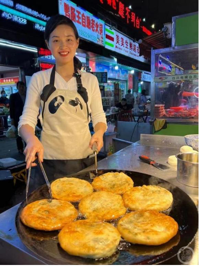▲正在做葱油饼的李妹妹/图源 受访者提供