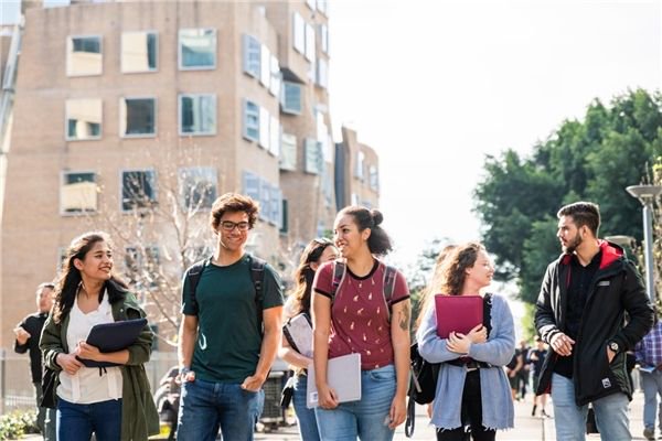 悉尼科技大学UTS学生在校园内交流