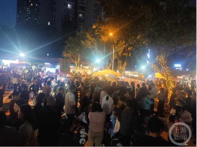 ▲夜市新址试营业首日,人流如织(宋剑 摄)