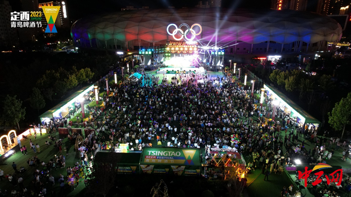 7月8日晚8时,定西市体育运动中心广场的青岛啤酒节场地上座无虚席。青啤集团供图
