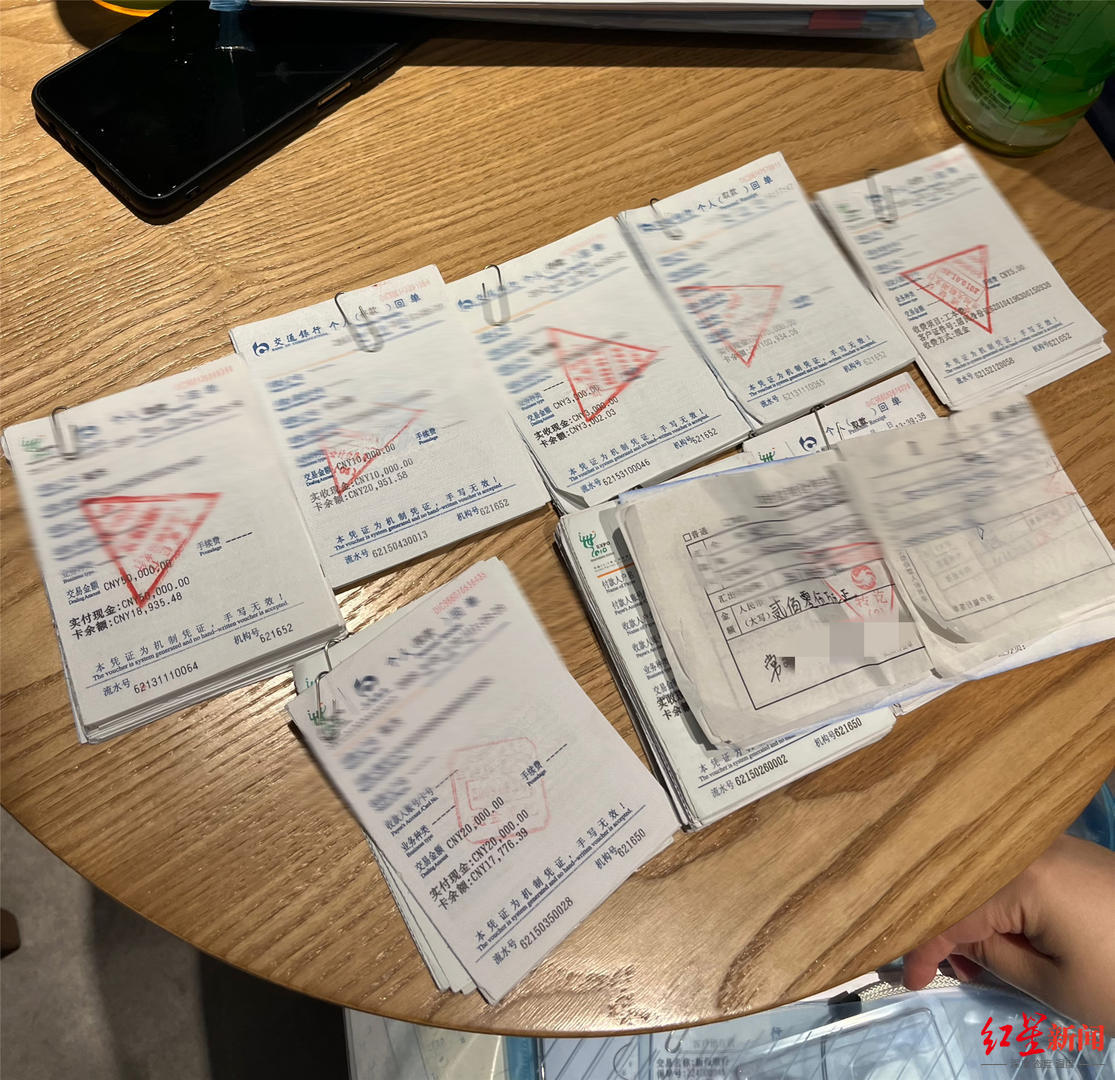 ↑老刘习惯前往银行办理业务,多年来留下大量回单