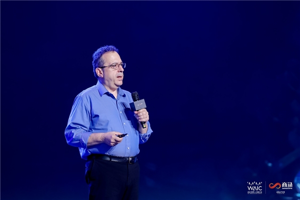 Dimitris N.Metaxas教授在论坛上针对大模型赋能医疗做精彩分享