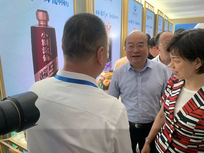 贵州省委常委、常务副省长吴强、河南省人民政府常务副省长张敏参观小糊涂仙▪酱酒展位