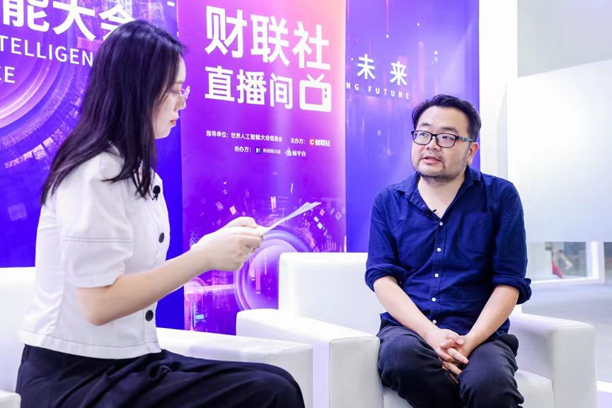 图右为杭州数令集科技有限公司合伙人吕正东博士