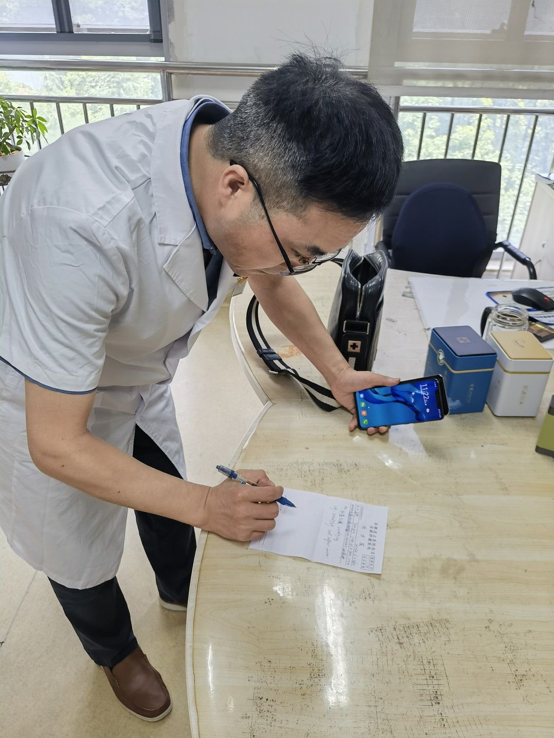 (丁凯阳主任正在为患者开具CAR-T二线治疗处方)
