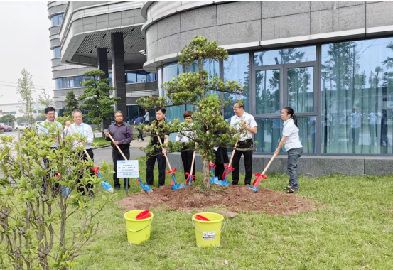 5月下旬,美国FDA检查专家与华森共同种下了象征友好的一棵树