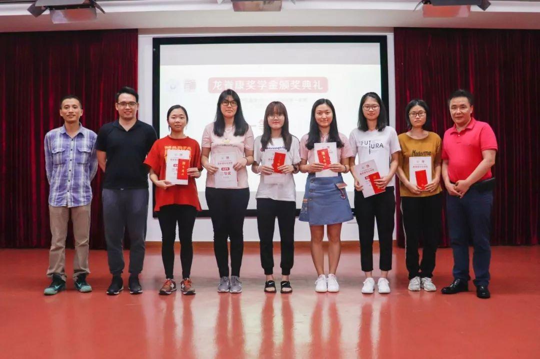 沈彤教授为龙脊康脊柱学院学生颁发奖学金