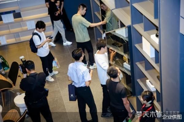 梦天木作的产品升级,吸引着参观者前来体验