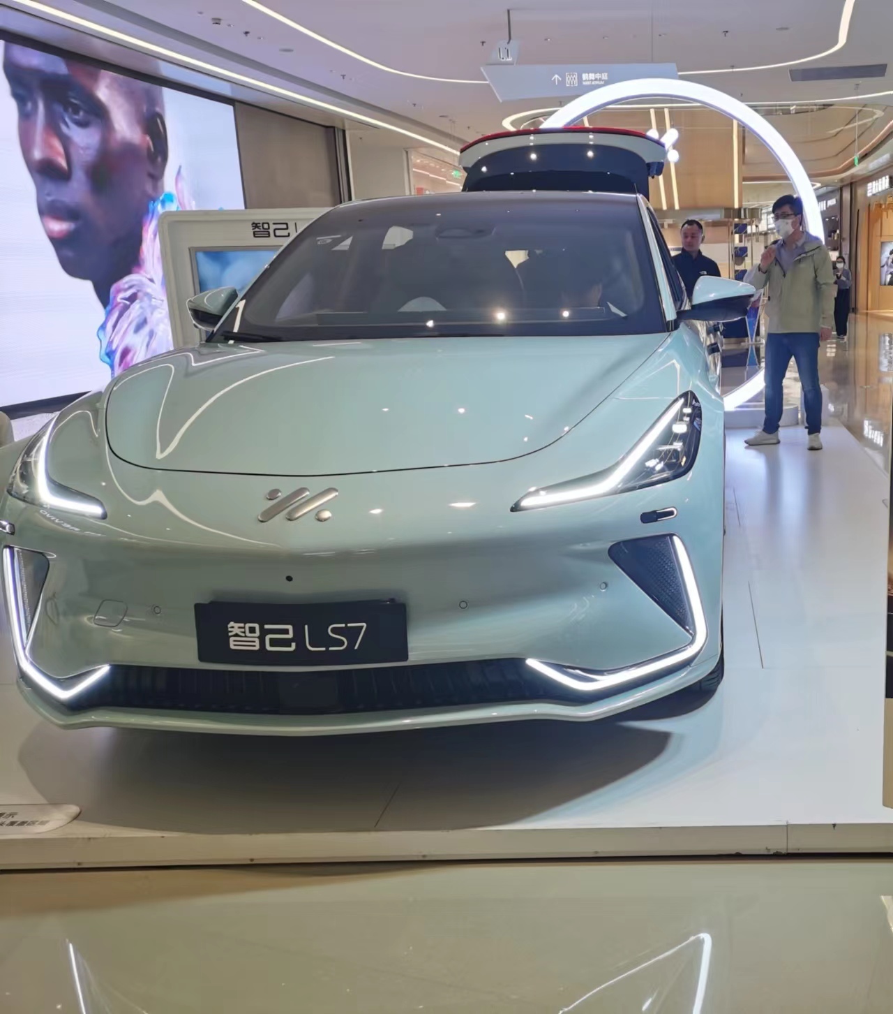 越来越有钱了?中国今年30万以上乘用车销量已超百万,每七个购车人中就有一个买高端车