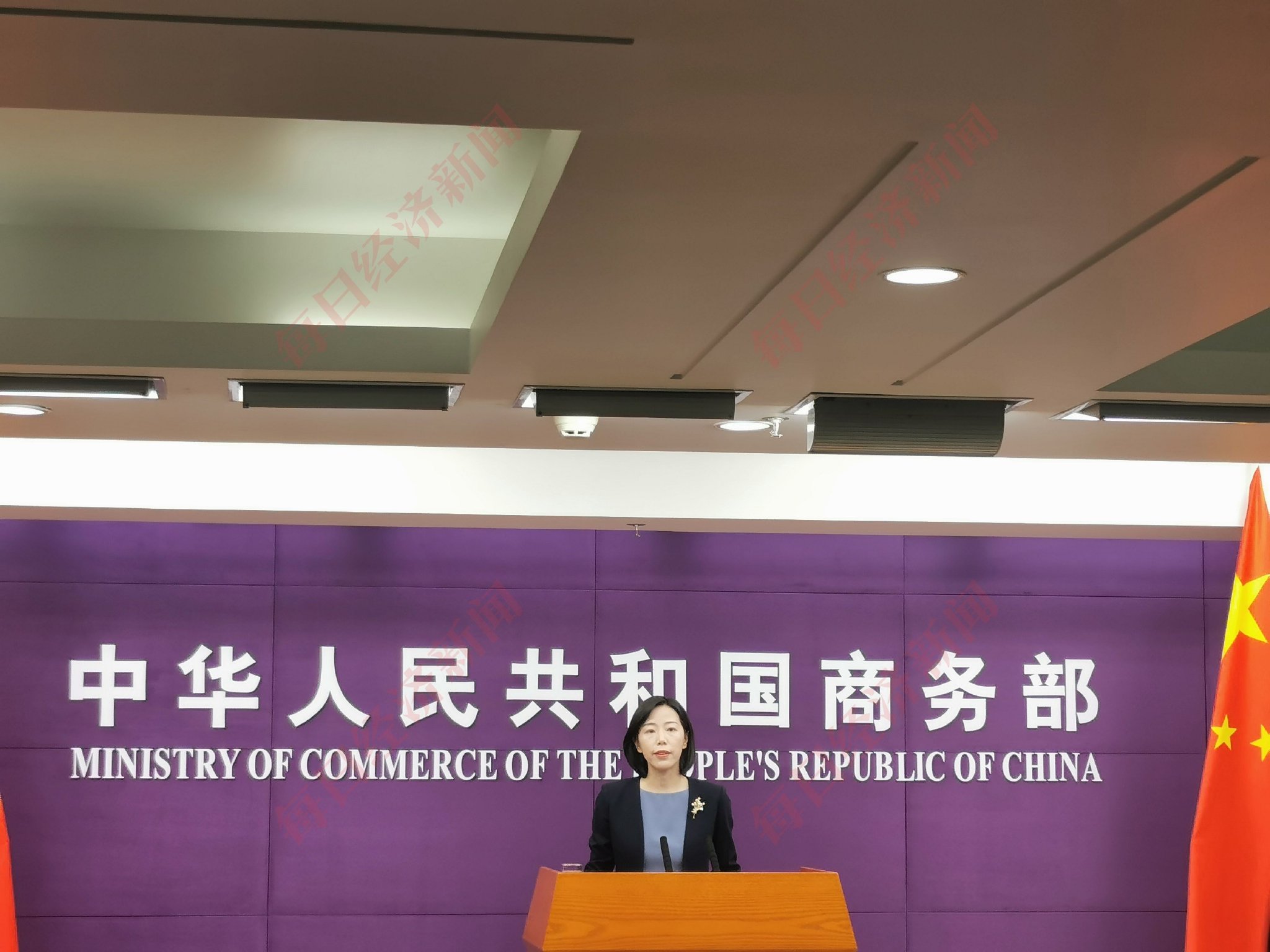 新闻发言人束珏婷在发布会上介绍相关情况 每经记者 张怀水 摄